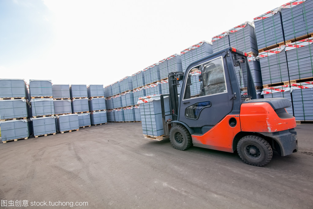 自動裝載機砼砌塊 現(xiàn)代建筑工廠旁的便捷之選